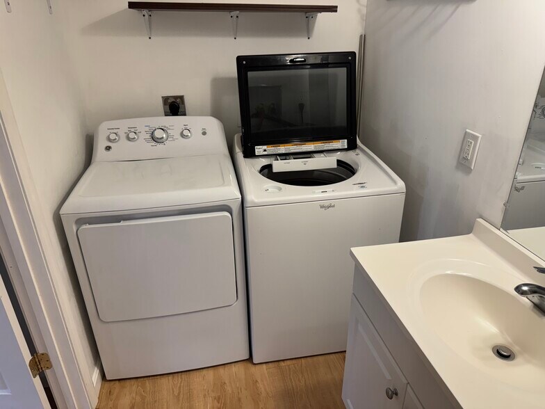 W/D in unit - 130 Jeff Heights Rd