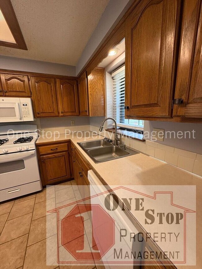 Building Photo - Beautiful 3 Bedroom / 2 Bathroom House in Blue Springs!