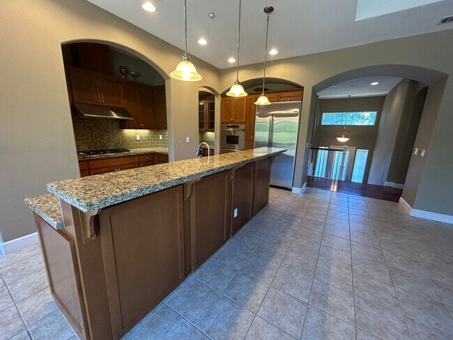 Building Photo - Luxurious and Spacious 5 Bedroom in Gilroy