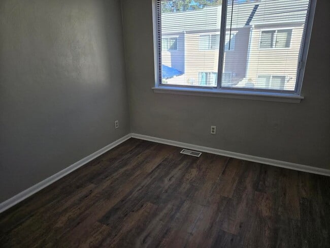 Building Photo - Wonderful 3 bedroom 1.5 bath Townhome in Williamsburg!