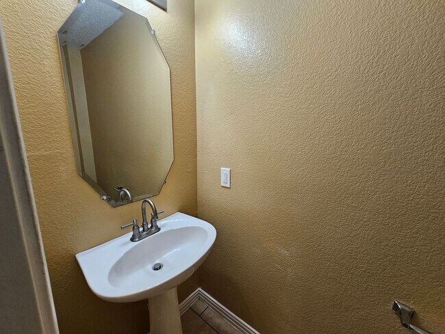 Building Photo - Incredible home available in Reserve At Hi...