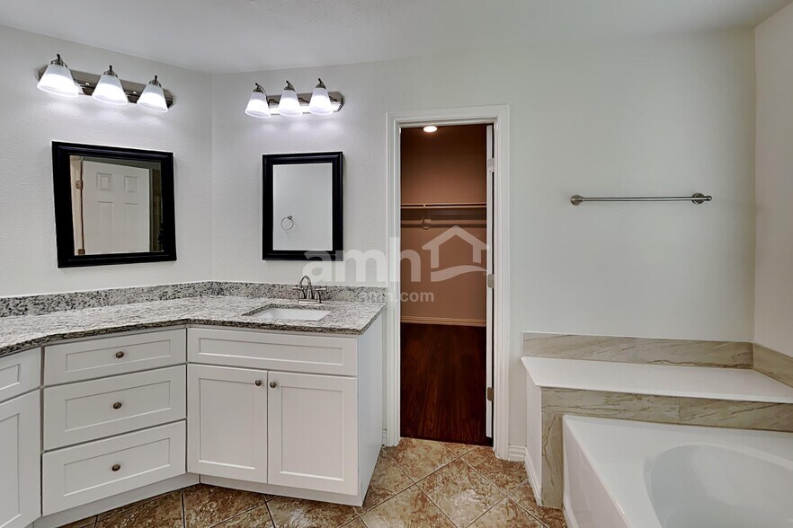 Building Photo - 26949 Carriage Manor Ln