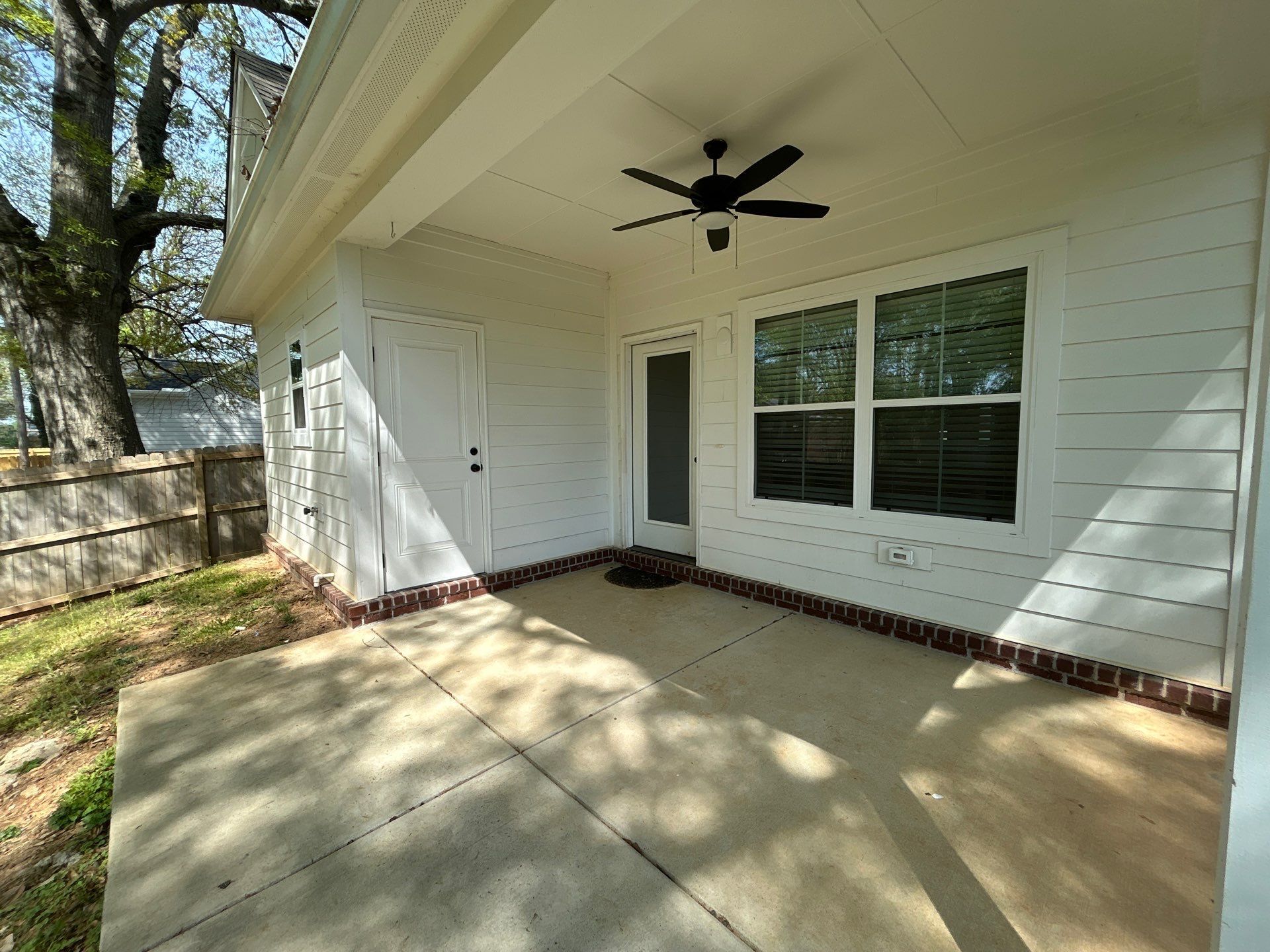 Building Photo - 244 Linden St