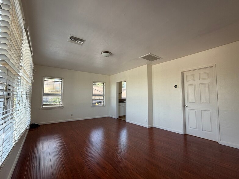 Building Photo - 10328 Silverton Ave