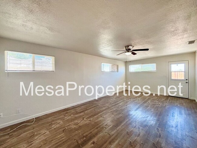 Building Photo - 820 Caliente Dr