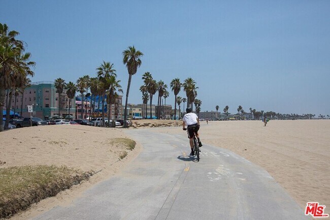 Building Photo - 40 Rose Ave