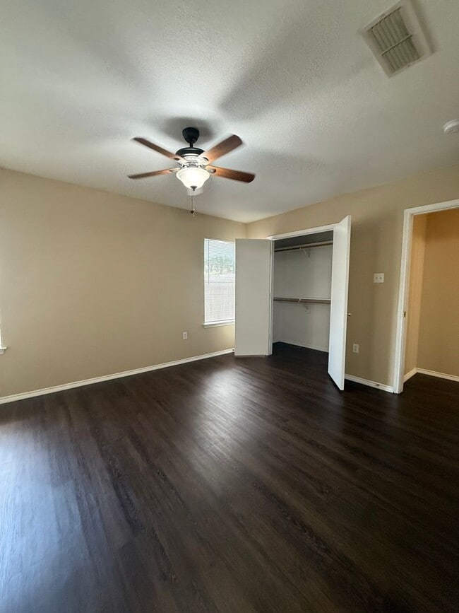 Building Photo - 3/2.5/2 2 STORY - Great Location near Main St