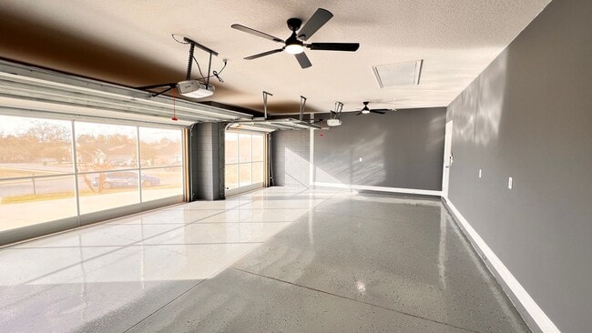 Building Photo - Immaculate 4 BR / 3 BA - With an OFFICE!