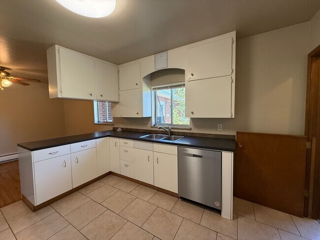 Building Photo - Charming 4-Bedroom Ranch Near Downtown Littleton!!