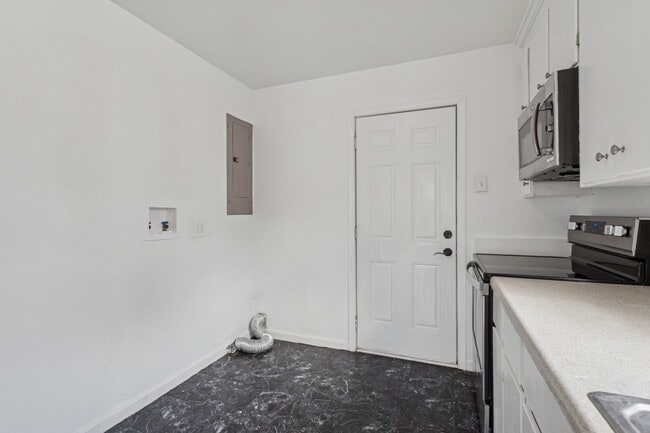 Building Photo - Christopher Shores