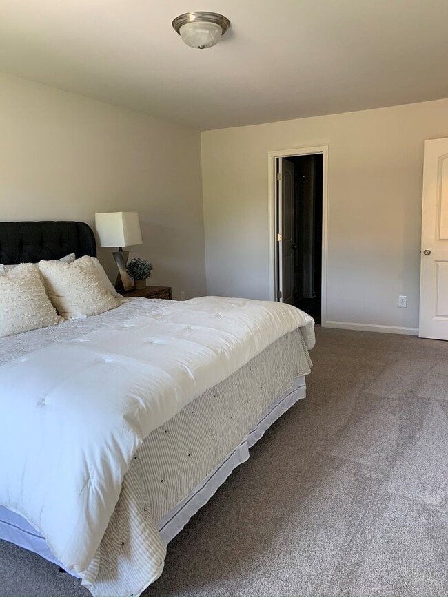 Building Photo - Amazing three bedroom home!