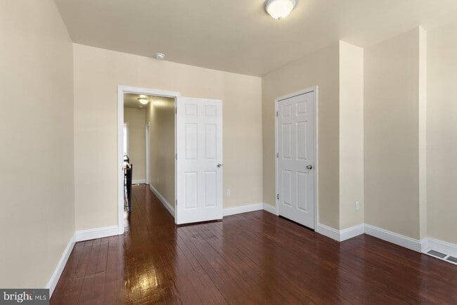 Building Photo - 1331 S Hollywood St