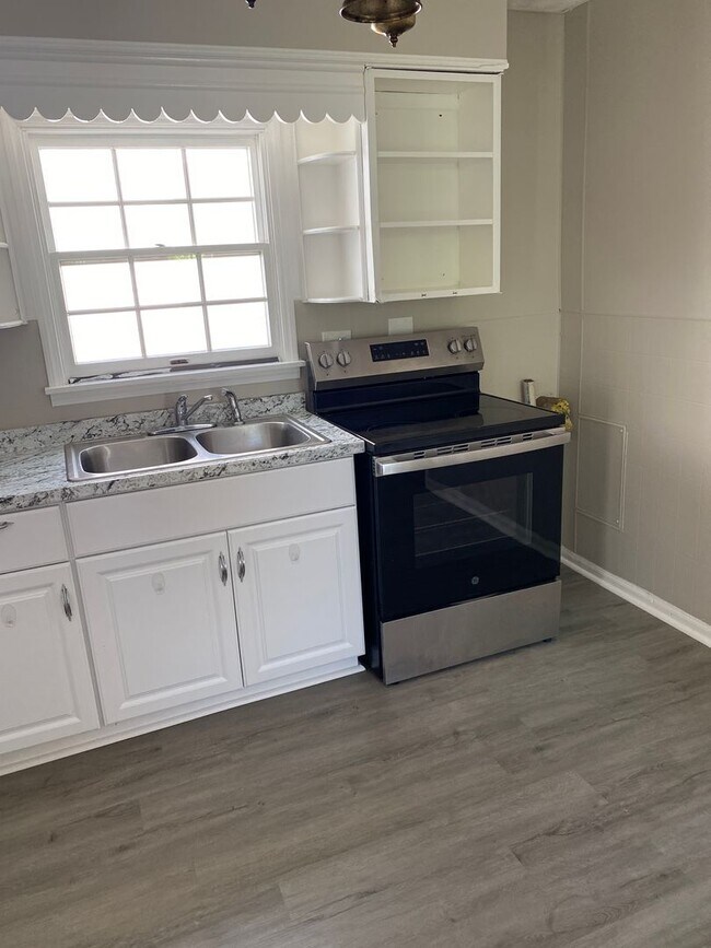 Building Photo - 3 BR, 1 BA House