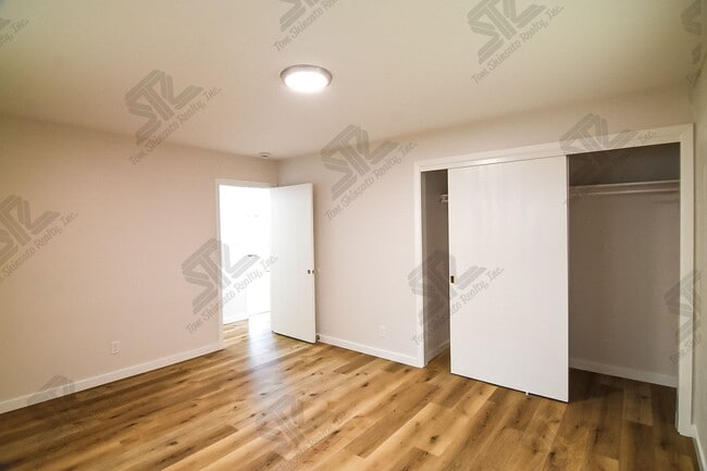 Building Photo - 4 bedroom, 3 bath attached home.