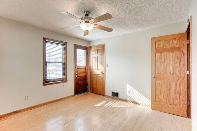 Building Photo - 6 bedroom 2 bathroom available 06/01/2026