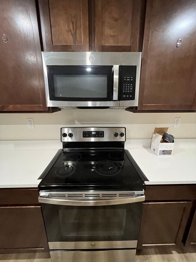 Building Photo - 1107 E La Brea Ave