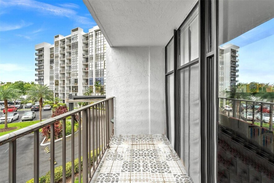 Building Photo - 1000 Parkview Dr