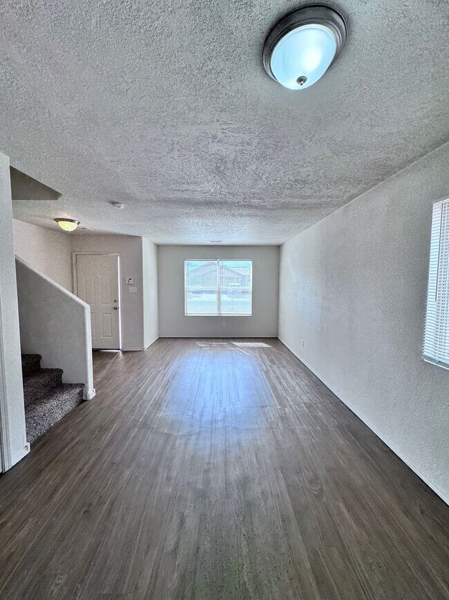 Building Photo - 4 bedroom 2.5 bath home-New Flooring