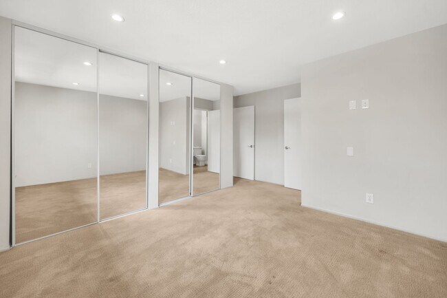 Building Photo - Spacious 4-Bedroom, 2.5-Bath Townhouse Clo...