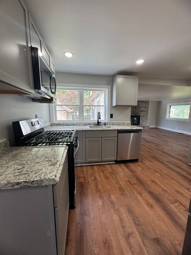 Building Photo - Village of W Carthage 4 Bedroom / 1.5 Bath...