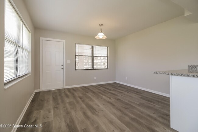 Building Photo - 568 Gardenia Cir