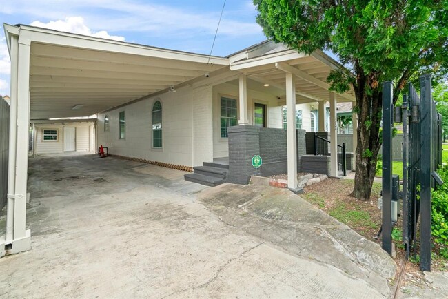 Building Photo - 212 N Hutcheson St