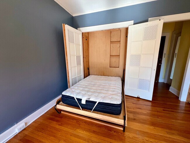 Building Photo - Historic Studio in Prime Alphabet District Location! Move in Special!