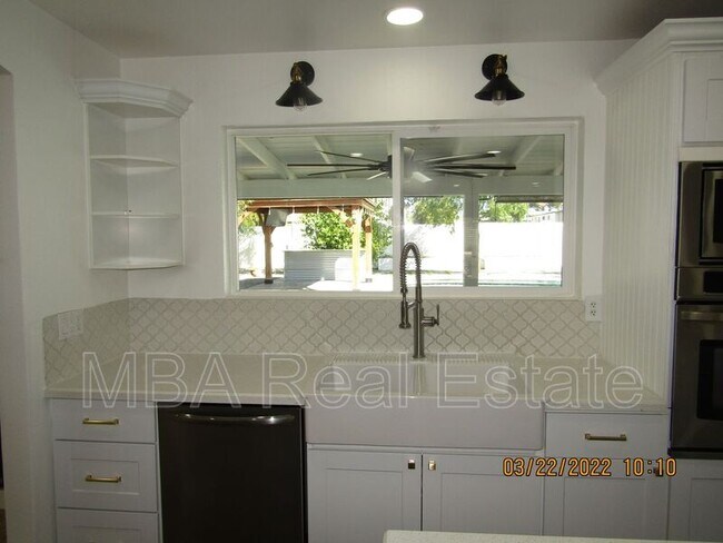 Building Photo - 2802 E Weldon Ave