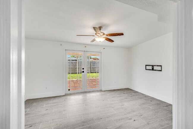 Building Photo - Remodeled 3/2 in Central Merritt Island!