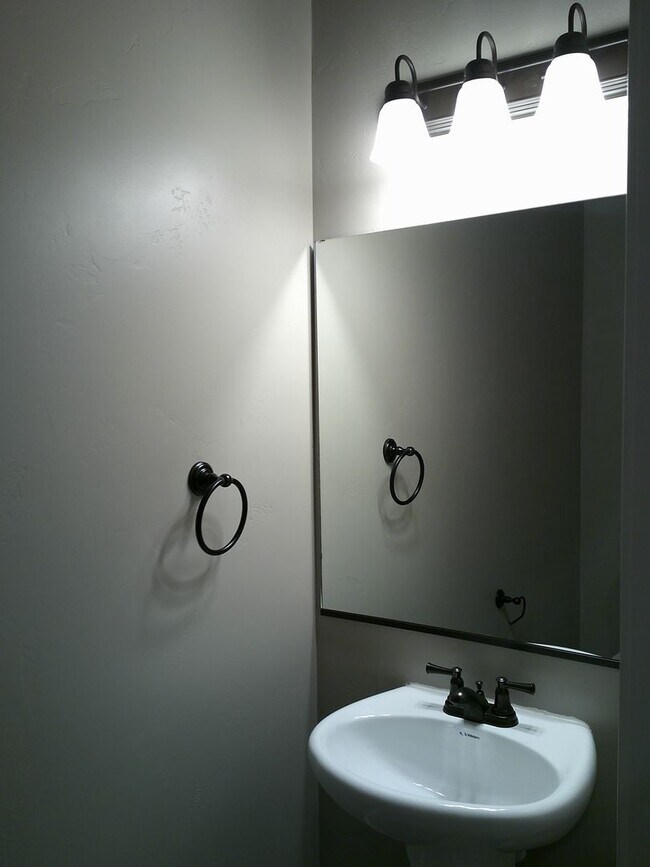 Building Photo - 3 Bed 2.5 Bath -Newer town home living in ...