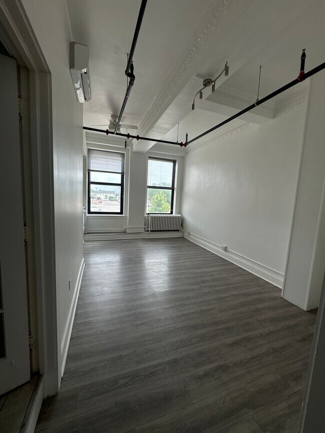 Building Photo - Spacious Loft Style Studio Apt