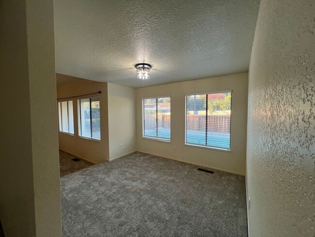Building Photo - Single story home located in Lakewood Elementary School District!
