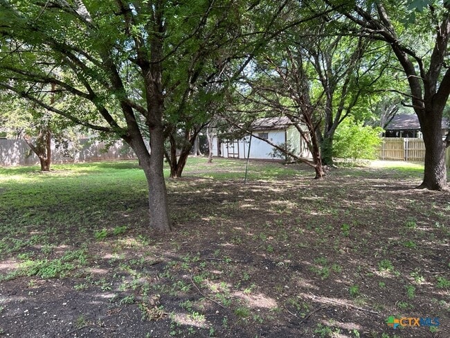 Building Photo - 700 Cedar Oaks Ln