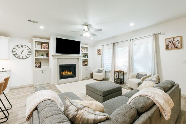 Building Photo - Spacious 4 Bed, 2 Bath Home in Abbey Glen w/ Liberty High School Feeder Pattern!