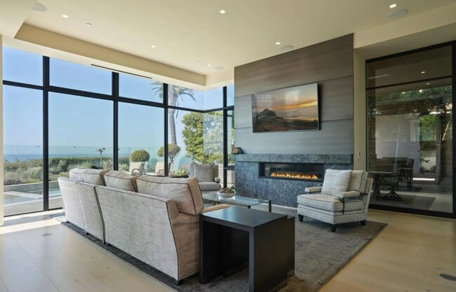 Building Photo - Luxury Coastal Escape w/ Resort-Style Amen...