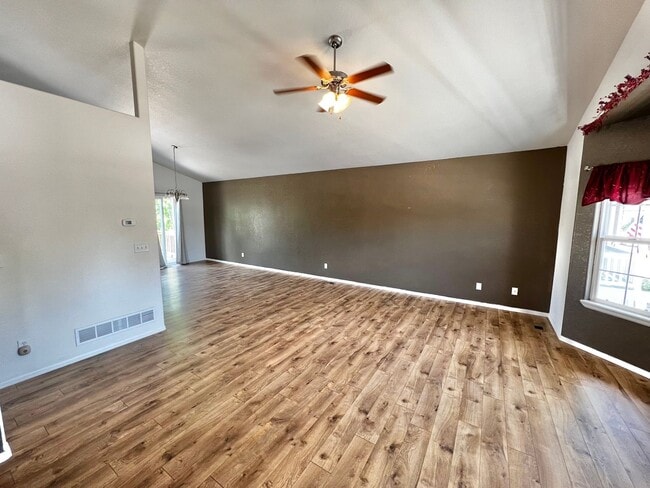 Building Photo - Beautiful 3 bed 2.5 Bath Home in East Loveland, CO!