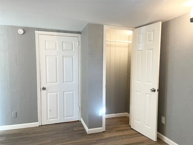 Building Photo - 7515 Bayway Dr