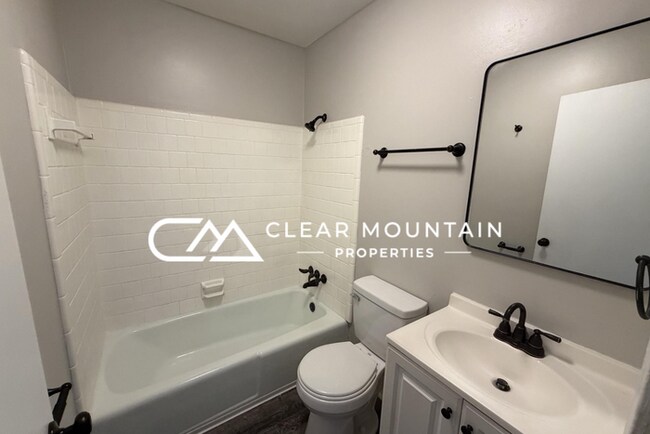 Building Photo - Renovated 2BR Apartment Near Downtown Greer