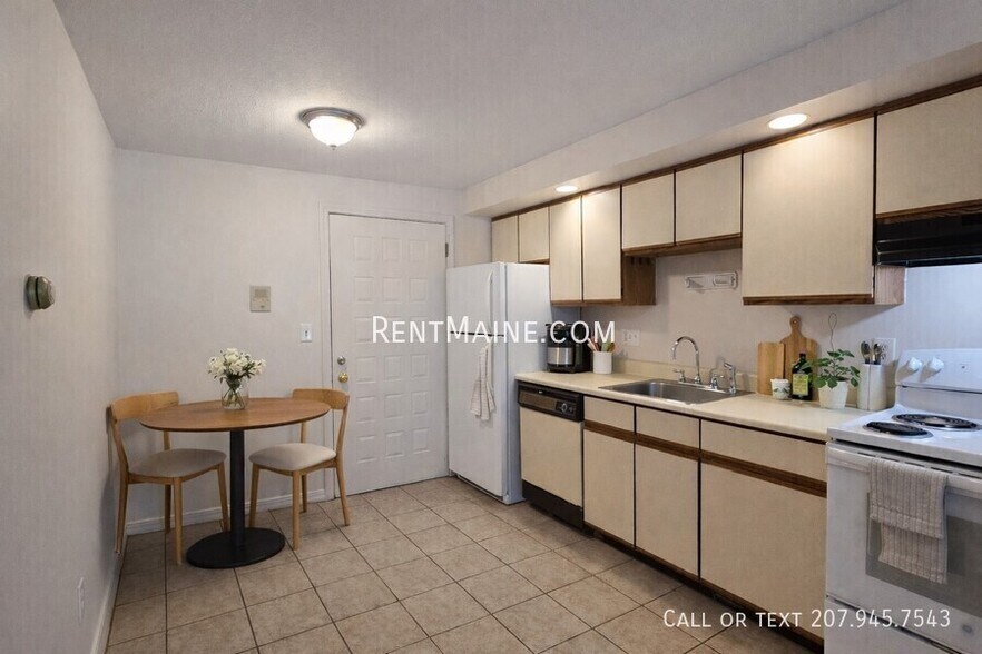 Building Photo - 20 Tall Pines Dr