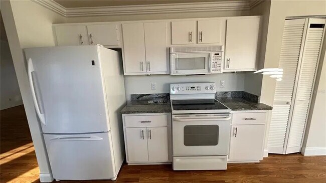 Kitchen - 185 SE 62nd Ave