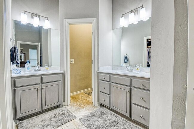 Building Photo - 2204 Alameda Park Dr