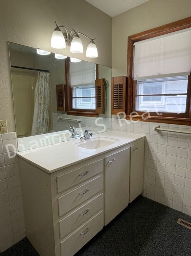 Building Photo - Adorable 2 Bedroom Available Early September!