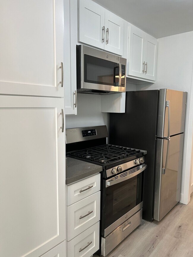 Building Photo - RENOVATED 1 BDRM-HARDWOOD FL,STAINLESS STE...