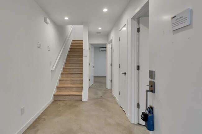 Building Photo - Modern 3BR Townhome with Rooftop Deck Near Downtown Seattle