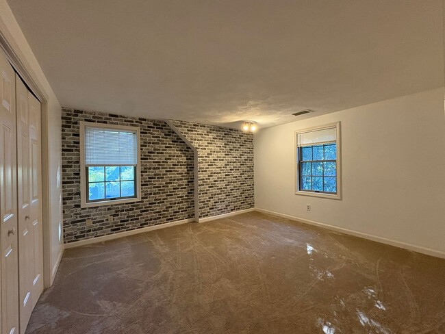 Building Photo - Private Home | 3 Bedroom 2 Bathroom | Huge...