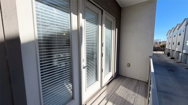 Building Photo - 605 Bayou St