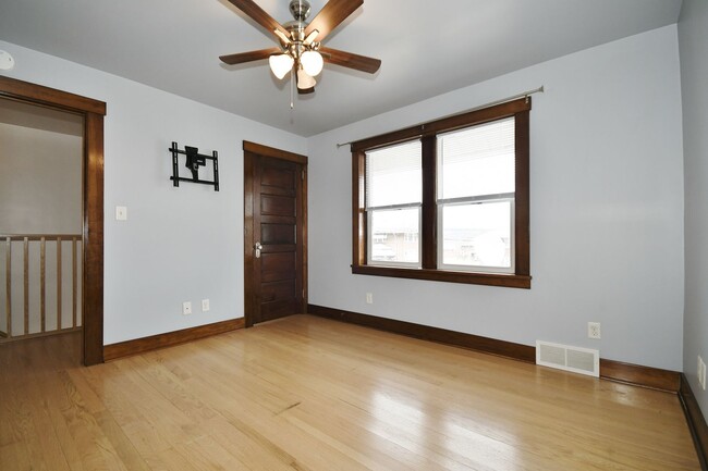 Building Photo - Charming 2-Bedroom Townhouse for Rent in C...