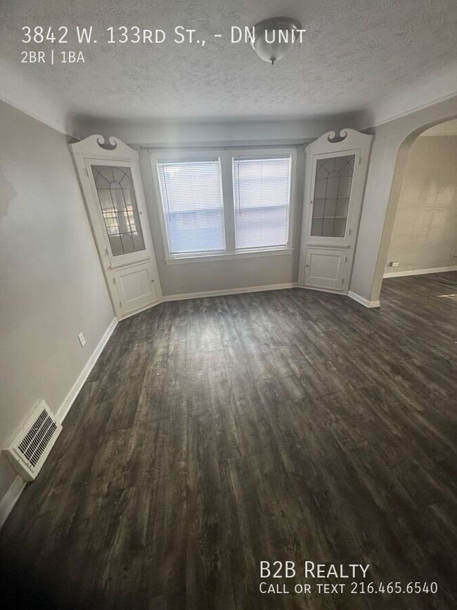 Building Photo - Spacious Two-Bedroom Unit in a Charming Mu...