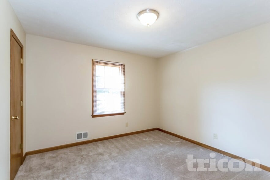 Building Photo - 1430 Hillside Pl SE