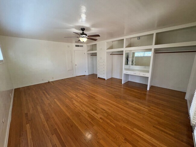 Building Photo - Visalia 2 Bed 2 Bath available now.